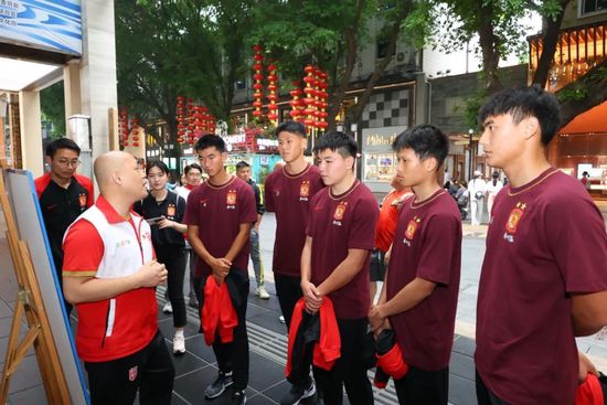 第16分钟，贝林厄姆直塞，罗德里戈传中被封堵，门前迪亚斯将球打进，不过这球罗德里戈越位在先，进球无效。